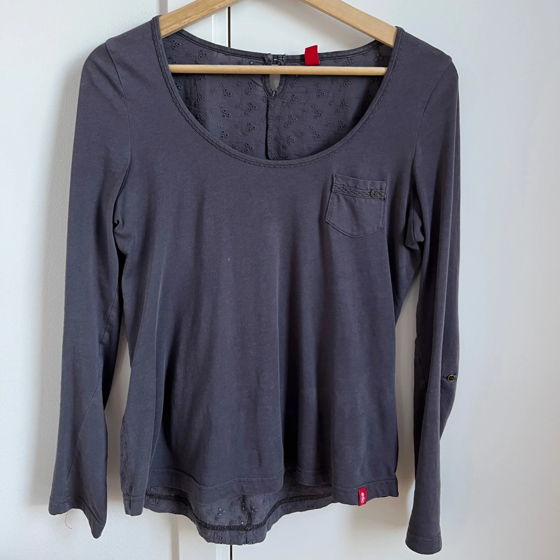 Grålila långärmad topp med spetsdetaljer