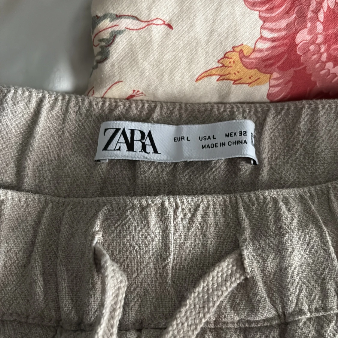 Beige linnebyxor med snörning från Zara - 2