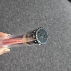 Sminkborste från IT Cosmetics rosa - Supersnygg sminkborste från IT Cosmetics med rosa metallhandtag och täta, mjuka syntetiska borst i vitt och grått. Kommer i ett genomskinligt plastetui som skyddar borsten. Helt oanvänd, Perfekt för foundation, puder eller bronzer. 