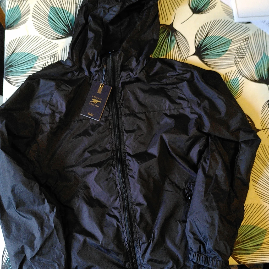 Svart Arsenal vindjacka med huva