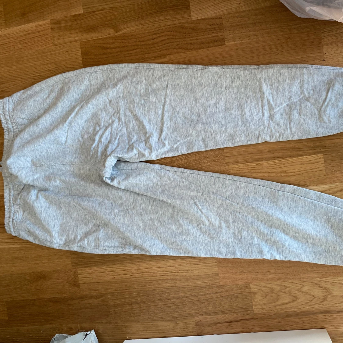 Ljusgrå mjukisbyxor med snörning - 1