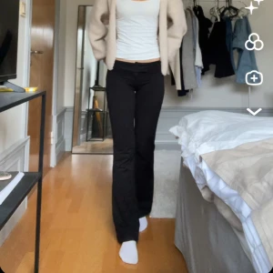 Svarta bootcut byxor - Snygga svarta kostymbyxor med bootcut-snitt och normal passform. OBS- byxorna har ett litet litet håll mellan benen men inget som syns, men värt att nämna!💗