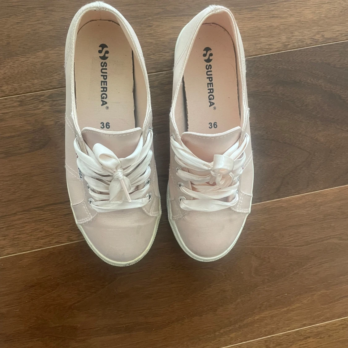 Ljusrosa Superga sneakers med satinsnören