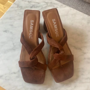 Samsoe Samsoe Klackskor Sandaler Bruna Mocka Storlek 37 - Jättefina Samsoe Samsoe klackskor i brun mocka. Storlek 37. Helt nya, aldrig använda. Nypris 1600:-