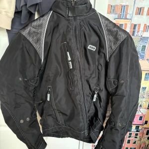 Mc kläder  - Säljer helt nya o oanvända mc kläder hela kittet för 2000 kr. Vid snabb affär billigare. Allt ingår som finns på bild. Skicka gärna frågor och prisförslag.