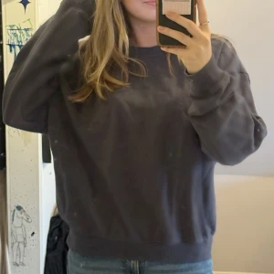Grå-Blå Tjocktröja - Grå-Blå tjocktröja i nyskick! Tröjan är lite oversize  med resårband vid slutet som gör den superfin. Passar mig perfekt som vanligtvis har S, men eftersom den är oversize passar den uppskattningsvis XS-M och möjligen L!🩷