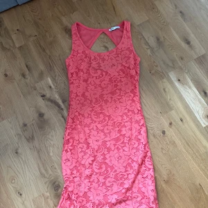 Korallrosa spetsklänning med öppen rygg - Skicka gärna pris förslag och skriv om ni har frågor om klänningen🤗