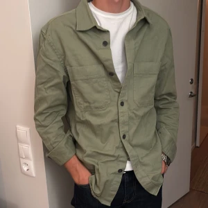 Oversized overshirt - En grön oversized overshirt i storlek S men mer som en M/L ifrån H&M