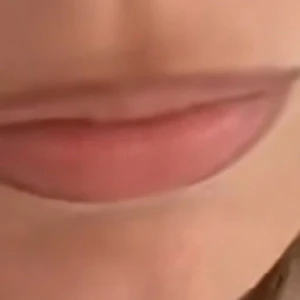 SÖKER! - SÖKER!!! Har någon eller vet ni någon liplinner som ser ut så här. En nästan brun nude färg. Ifall ni typ har en eller vet vilket brand som har den? 