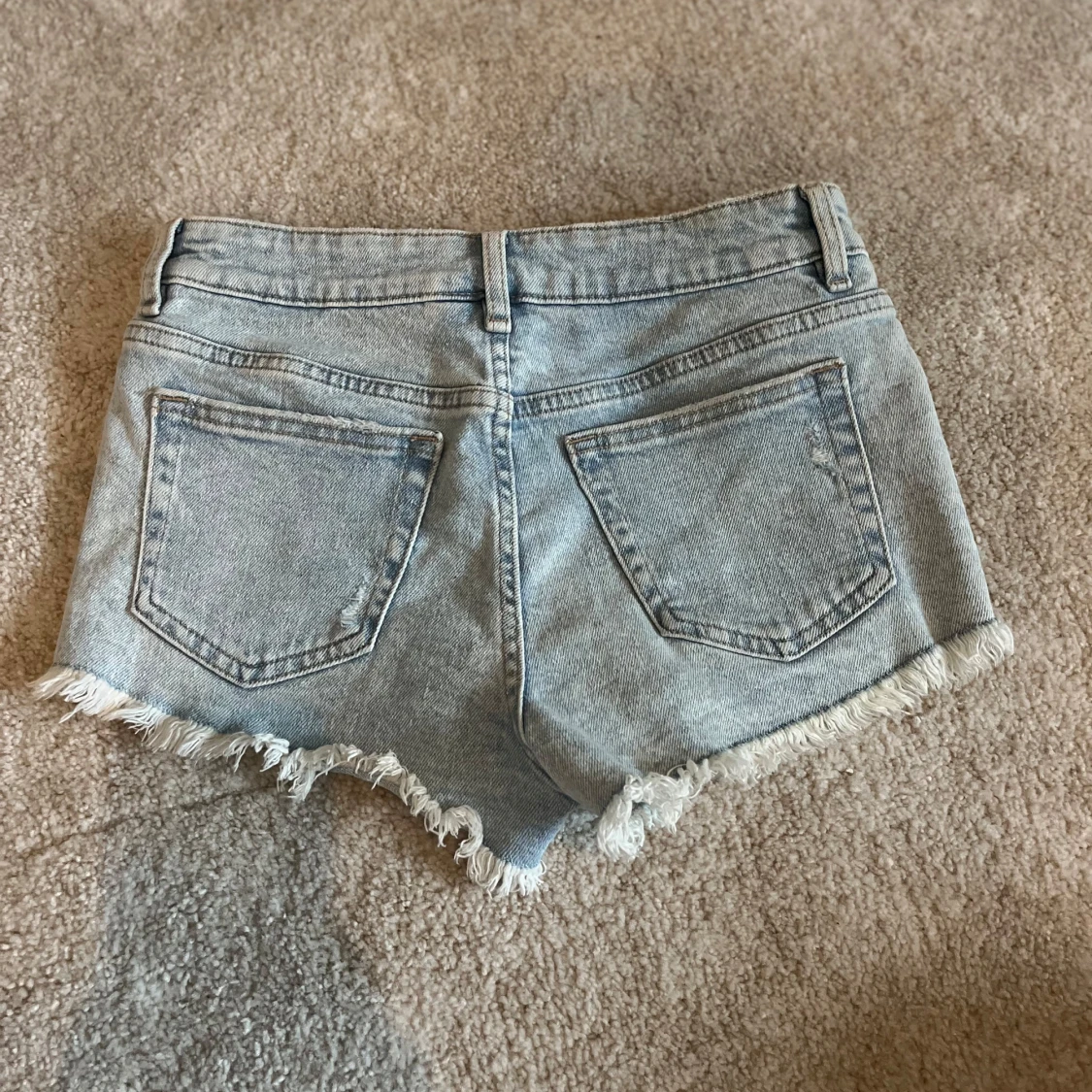 Två par jeansshorts med fransig kant - 2