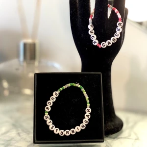  Egendesignat pärlarmband med text -  Handgjorda armband med valfri text❣️ Armbandet designas utifrån dina önskemål av färg, storlek och text/budskap. 40 kr styck, finns i alla möjliga färger. Hör av dig vid intresse🤩