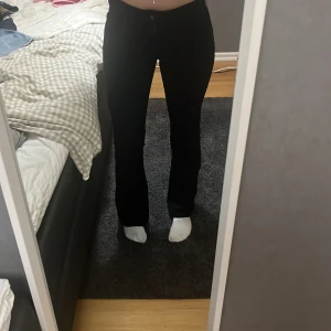Svarta lågmidjade jeans - Super snygga svarta jeans ifrån Lindex i bra skick! Bootcut och lågmidjade!