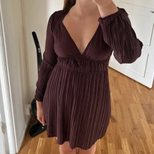  Brun/lila  klänning från Zara - Supersnygg brun/lila kortklänning från Zara. Endast använd några fåtal gånger så den är i bra skick🩷