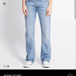 Ljusblå straight jeans från 157, XS - Ljusblå jeans från 157 i modellen Icon med låg midja och raka ben. Klassisk femficksdesign, knapp- och dragkedjegylf samt ljus tvättad denim. Perfekta för en avslappnad och trendig look. Jeansen är helt nya med lapparna kvar! Köpta för 400kr och säljer de för 200kr trots oanvända!!