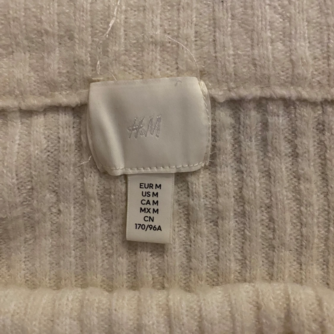 Vit ribbad offshouldertröja H&M - 1