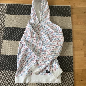 Vans hoodie vit - Säljer min vans hoodie nyskick.  Storlek M