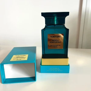 Tom Ford Neroli Portofino EdP 100ml - Tom Ford Neroli Portofino Eau de Parfum i en lyxig, turkosblå glasflaska med gulddetaljer. Flaskan rymmer 100 ml och har en stilren, fyrkantig design. Kommer med matchande turkosblå och guldfärgad förpackning. En ikonisk doft med exklusiv känsla. Priset ej hugget i sten vid snabbaffär 