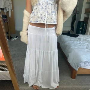 Vit långkjol med smock i midjan - Selling this subdued long white skirt - size S. great condition not worn. I am 5 feet 6 inches tall. Message for shipping details - I ship from England. See first post for more information. 