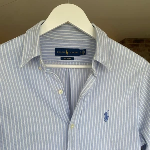 Ralph lauren skjorta - Säljer denna rikigt feta Ralph lauren skjortan⭐️Skick: 9,5/10!🙌 Storlek S : OXFORD KNIT!🤝Hör gärna av er om ni har funderingar!👍