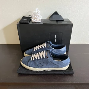 Saint Laurent skor (nya) - Hej, säljer nu dessa saint Laurent skor i nyskick. Allt på bilden tillkommer(box, påse, kort, snören)