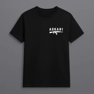 Svart ASKARI t-shirt med tryck - Svart t-shirt med vit ASKARI-logga och gevärsgrafik på bröstet samt stor vertikal text och gevärstryck på ryggen. Klassisk rund hals och korta ärmar. Skön passform och stilren design som sticker ut.