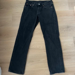 Svarta Weekday Arrow Low Straight Jeans - Weekday arrow jeans i fint skick💞 storlek W26 L32, säljes bara för dom är för små 🩷