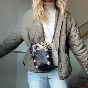 Zara jacka - Fin slutsåld Zara jacka med luva man kan ta bort🙌💕