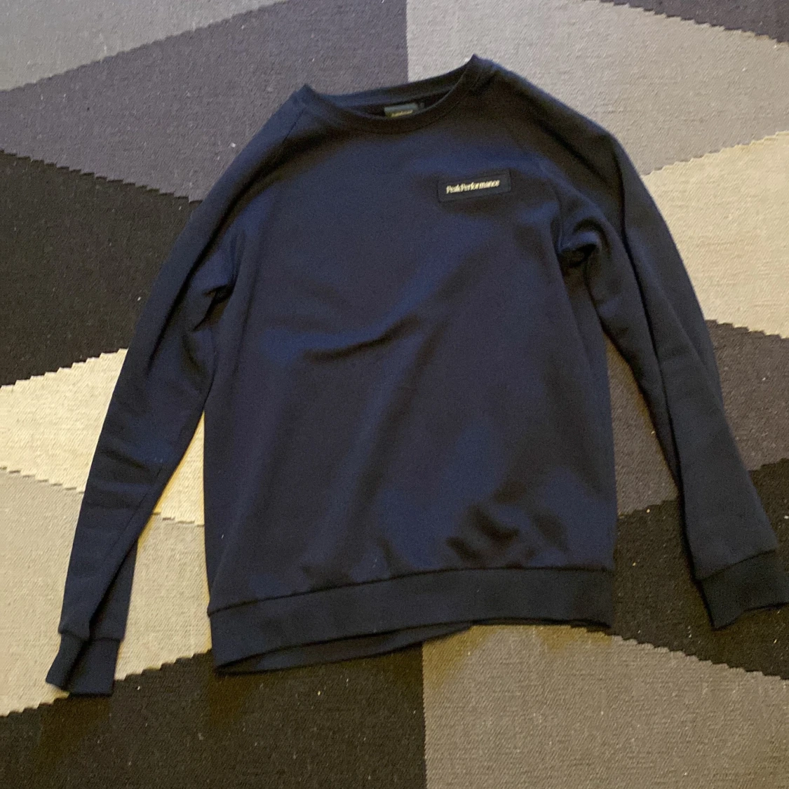 Mörkblå Peak Performance sweatshirt