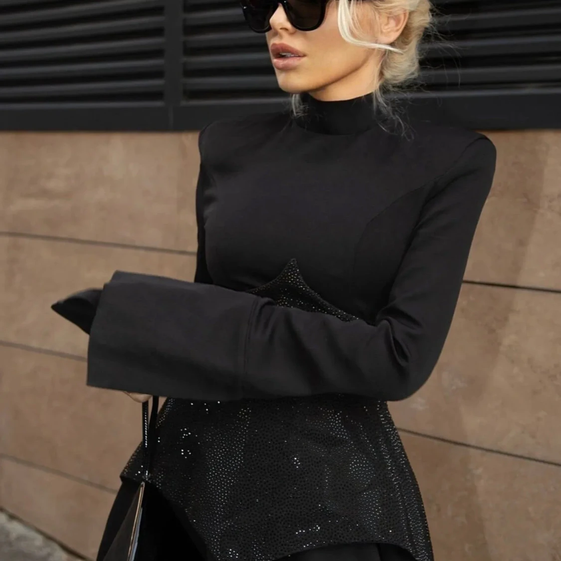 Svart kort klänning med glittrig midja - 1