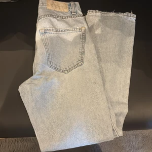 Ljusblå raka jeans från Zara - Ljusblå jeans från Zara med klassisk femficksdesign och råa, avklippta benslut för en avslappnad vibe. Jeansen har rak passform och är tillverkade i bomull. Perfekta för dig som gillar en enkel och stilren look.