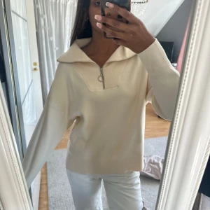 Stickad tröja Vero Moda - Superfin beige stickad tröja från Vero Moda med halv dragkedja och  krage. Tröjan har lång ärm, relaxed fit och slits i sidorna. Snygg och enkel och passar till jeans eller kjol. Storlek M men passar mig som vanligtvis har S, aldirg använd! 