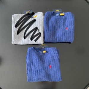 Kabelstickad tröja Polo Ralph Lauren - Kabelstickad tröja från Polo Ralph Lauren i klassisk modell. Bara 2 blå finns kvar. Tröjan passar till allt. Priset är ej hugget i sten✅Alla är i storleken XS och är nästan helt nya.  Vid köp vid en tröja=599✅ vid köp av 2=999 👍     Vid köp av alla=1299