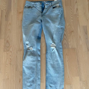 Slim fit ljusblå jeans med slitningar - Slim fit jeans i ljusblå denim från C Denim. 