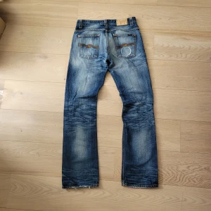 Nudie jeans - Extremt feta Nudie jeans med sköna slitningar! Rak passform, storlek 30/34.