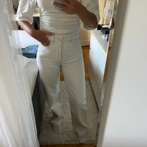 Vita jeans  - Vita jeans från BikBok raka i modellen. Storlek W 26 längd 32.
