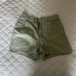 Ljusgröna shorts från H&M Divided - Snygga ljusgröna shorts från H&am. Aldrig använda, inga defekter! Hör av dig vid frågor eller fler bilder💗