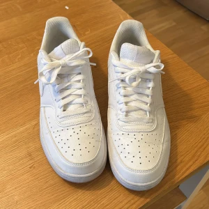 Nike Air Force 1 helvita sneakers - Klassiska Nike Air Force nypris 600:- 