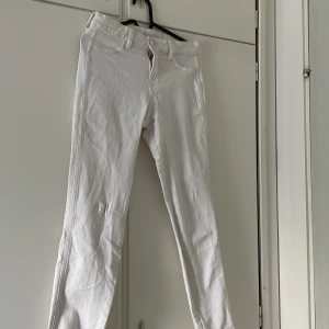 Vita skinny jeans från &Denim - Snygga vita skinny jeans från &Denim med regular waist och ankellängd. Klassisk femficksmodell med dragkedja och knapp framtill. Perfekta för dig som gillar en tight passform och stilren look.