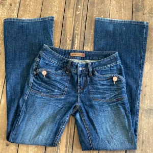 Lågmidjade jeans - Lågmidjade jeans från en gammal kollektion av Gina tricot. Midja rakt över ca 37cm, innerbenslängd ca 81cm