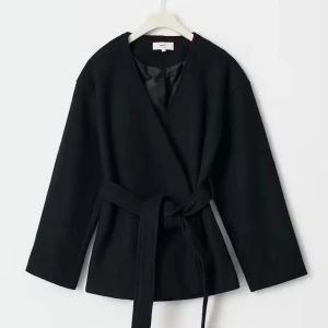 belted short coat - jättesnygg kappa från gina tricot. använd sparsamt, jättebra skick. nypris 699.95kr