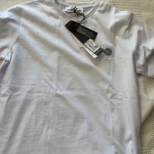 Vit Stone Island t-shirt  - 500 för 1. Har moncler i vit också 