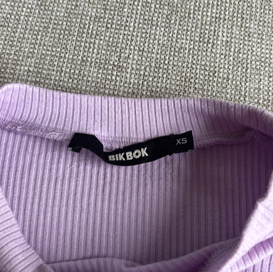 Ljuslila croppad tröja från Bik Bok - 2