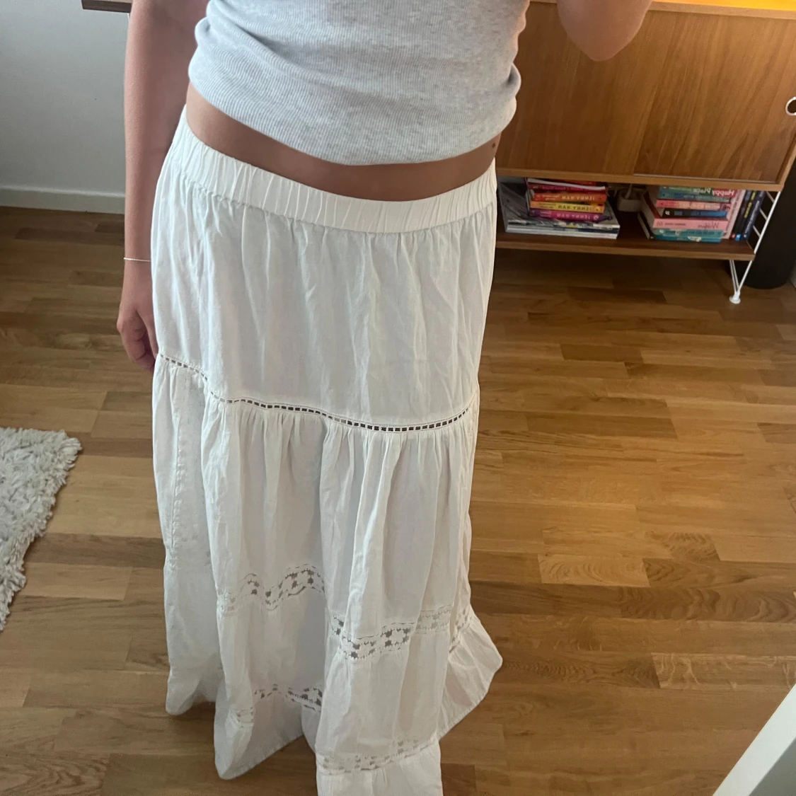 Vit långkjol med spetsdetaljer - 3