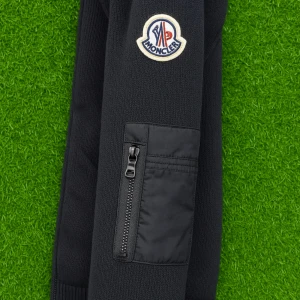 Moncler Cardigan Black - Svart Moncler Cardigan, Aldrig använd helt ny, Moncler märket går att skanna också QR koden inne i jackan finns, Nypris är runt 9000