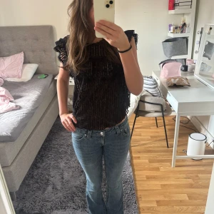Lågmidjade jeans - Säljer dessa superfina jeans från true religion. Nypris 1399kr och de är knappt använda. Priset kan diskuteras💕