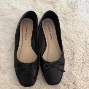 Svarta ballerinaskor med rosett - Använd 1 gång💕