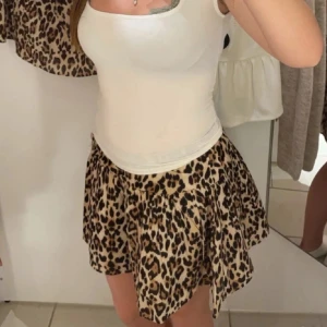 Leopard kjol  - Snygg kortkjol med leopardmönster. Använd endast 1 gång. Säljer pågrund av ingen användning. 💕💕tveka inte att skriva om du har några frågor eller är intresserad