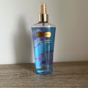 Victoria’s Secret body mist endless love - Victoria’s Secret body mist i doft endless love, fräsch doft luktar nyduschat , knappt använd 250 ml 