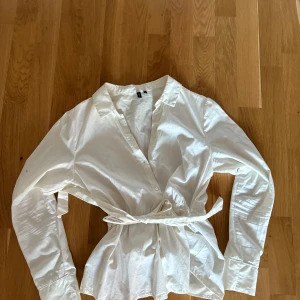 Vit skjorta med knyt från Vero Moda - Super fin skjorta med knyt och lite volang ner till 