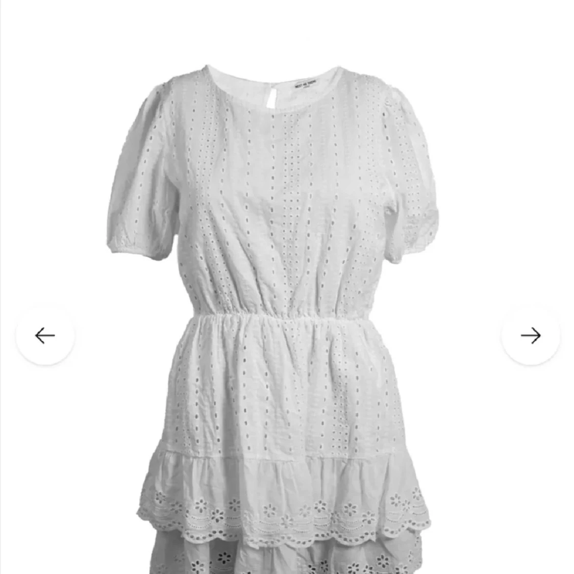 Vit broderad kortklänning med volang - 1